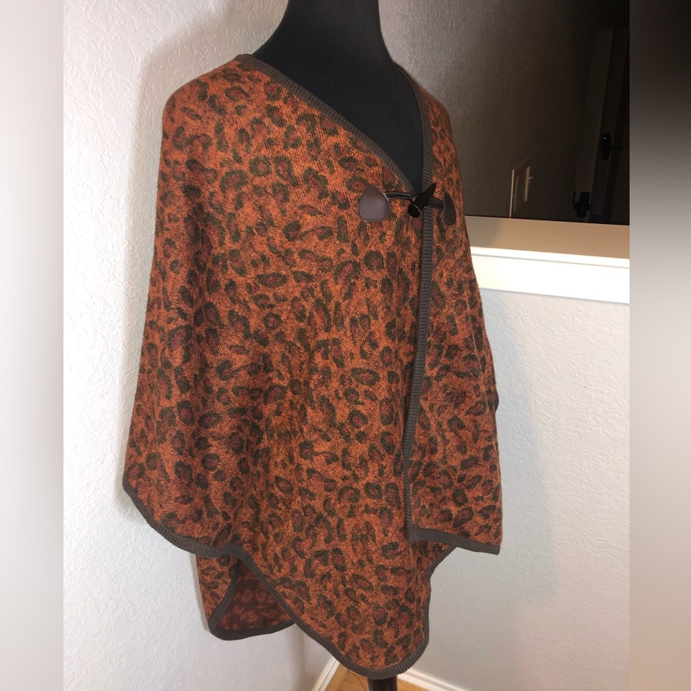 Multiples medium poncho cheetah print, fire orange with brown trim